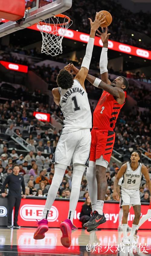 文班亚马中路持球 弧顶干拔三分命中